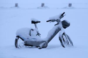Una bicicleta está cubierta de nieve en North Avenue en Chicago.