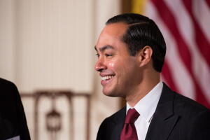 Julián Castro, exsecretario del Departamento de Vivienda y Desarrollo Urbano, lanza su candidatura presidencial.