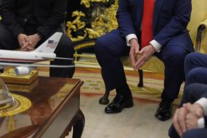 Trump en el Despacho Oval y sus zapatos