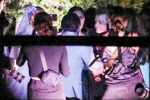 Aquí se observa a 'El Sol' muy contento al saludar y felicitar al ahora esposo de su hija, Danilo Díaz.