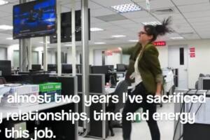 Renuncia, celebra bailando y se hace viral