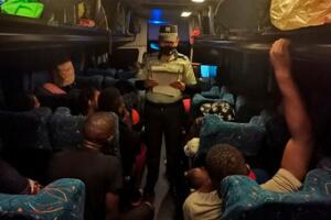 Rescatan a 57 migrantes que viajaban en un autobús robado de pasajeros