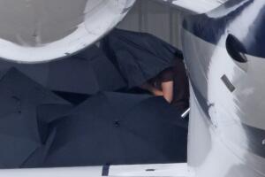 Captan a Taylor Swift bajando de incógnito de su jet privado en aeropuerto de Santa Bárbara