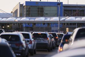 Detienen a dos inspectores fronterizos en San Ysidro acusados de aceptar sobornos para cruzar migrantes