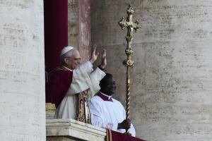 El Papa León XIV aparece en el balcón de la Basílica de San Pedro tras su elección, en el Vaticano, el jueves 8 de mayo de 2025.
