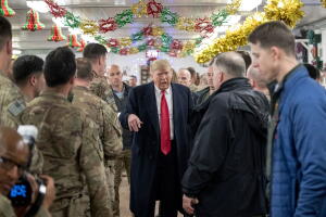 El presidente Trump visita a miembros del ejército en un comedor en la base aérea de Al Asad, Irak. Trump defendió su decisión de retirar las fuerzas estadounidenses de Siria, donde han estado ayudando a combatir a los militantes del Estado Islámico