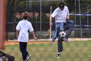 Piqué disfruta junto a Sasha practicar futbol