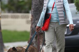 Doria Ragland paseando perros LA