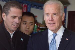 El exvicepresidente Joe Biden y su hijo Hunter durante una visita a Pekín en diciembre de 2013.