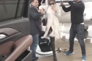 Gloria Trevi bajando de avión