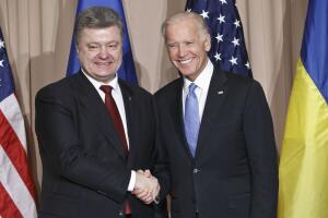 Biden y el entonces presidente de Ucrania, Petro Poroshenko, en un encuentro en enero de 2016.
