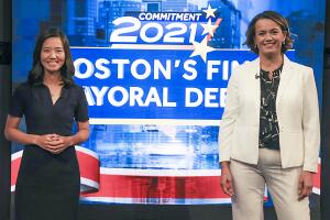 Las candidatas a la alcaldía de Boston, Michelle Wu (izq) y Annissa Essaibi George, posan antes del último debate previo a las elecciones del 2 de noviembre.