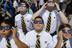 Los estudiantes de la Escuela Preparatoria de Belén también pudieron ver el fenómeno natural a través de gafas solares.