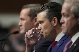 Pete Hegseth, elegido por Donald Trump para ser secretario de Defensa (centro), ante el Comité de Servicios Armados del Senado para su audiencia de confirmación.