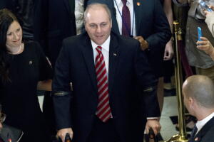 Scalise al salir este jueves de la Cámara Baja, acompañado de su esposa Jennifer.