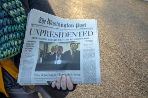 La circulación en Washington DC del periódico impostor fue presentada a los lectores como una 'edición especial' porque supuestamente había renunciado Trump.