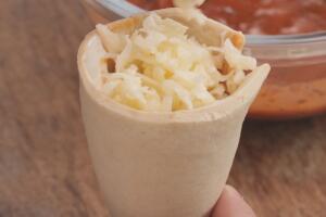 Preparación de un cono de pizza con mozzarella