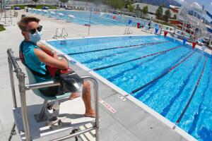 Los programas de verano en varias ciudades de Estados Unidos están afectados por la escasez de salvavidas.