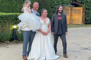 Keanu Reeves boda James y Nikki Roadnight (2).jpg
