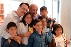 Pareja gay adopta a 6 hermanitos que no querían ser separados historia conmueve a Internet (4).jpg