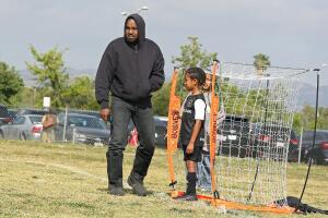 Hubo un momento en que Kanye West se acercó a Saint, quien aguardaba en la portería.