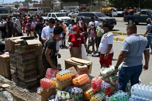 Venezuela. Personas se forman para recibir alimentos 