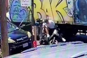 Niño de 13 años muere tras choque de motocicleta contra un camión en Queens.