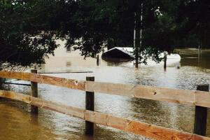 Inundaciones en el centro de Texas provocan la evacuación de decenas de personas