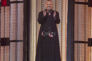 Alucinante, Miguel Bosé atrapa todas las miradas en su entrada triunfal a Pequeños Gigantes 