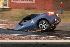 Auto cae a socavón Utah