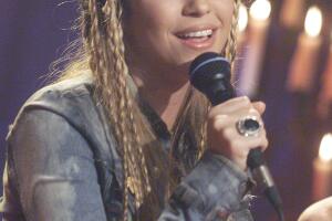 Shakira look trenzas