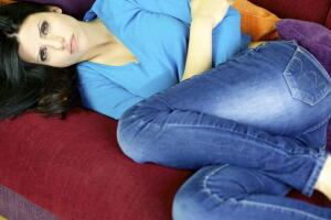 colica-dor-barriga-sofa.jpg