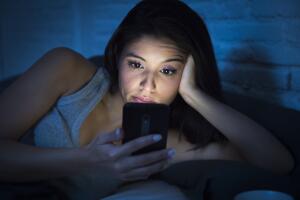 mujer-viendo-su-celular-a-oscuras.jpg