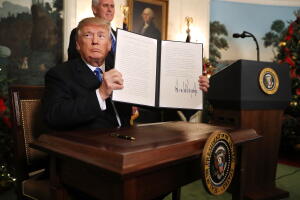 El presidente Donald Trump firmó el reconocimiento de Jerusalén como capital de Israel el 6 de diciembre de 2017, cambiando décadas de práctica política en Washington.