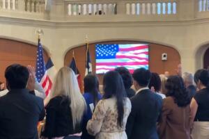 hispanos ciudadanía en Estados Unidos naturalización inmigrantes examen requisitos 2025