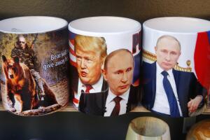 Muñecos, murales, carteles... Vladimir Putin y Donald Trump 'juntos' por el mundo