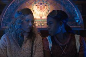Kristen Bell e Kirby Howell-Baptiste em "As Trambiqueiras"