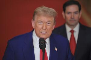 El presidente Donald Trump habla desde la Sala Este de la Casa Blanca en Washington, el sábado 21 de junio de 2025, después de que el ejército estadounidense atacara tres instalaciones nucleares y militares iraníes, mientras el secretario de Estado, Marco Rubio, escucha. 