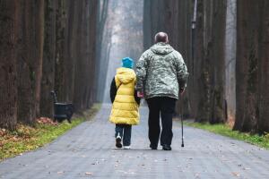 hombre_caminando_con_niña.jpg