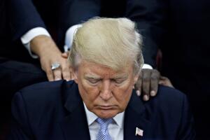 El presidente Trump reza rodeado de líderes religiosos tras declarar el 3 de septiembre de 2017 día de oración por las víctimas del huracán Harvey  que azotó Texas.