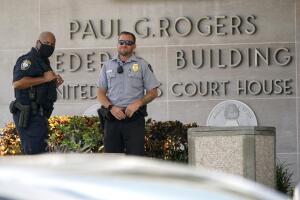 Agentes vigilan afuera de edfificio federal Paul G. Rogers, sede de la Corte de Distrito Sur de Florida, donde el juez Bruce Reinhart, escuchó argumentos del partes sobre liberar el affidavit del allanamiento a Mar-a-Lago.