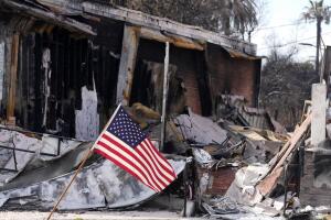Controversia en Los Ángeles por retiro de escombros tras incendios en Altadena y Palisades