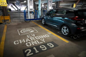 Vehículos eléctricos en estacionamiento de recarga