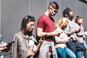 Gente viendo su teléfono