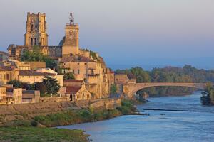 El pueblo de Pont-Saint-Esprit en Francia Grosby (2).jpg