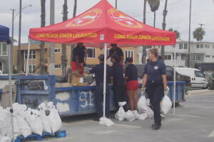Long Beach abre sitios de sacos de arena ante posible inundación costera por el huracán Rachel