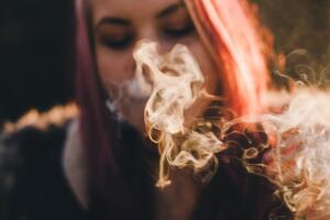 Mujer fumando tabaco