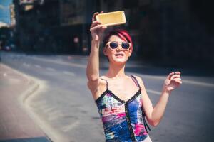 Millenial tomándose selfie