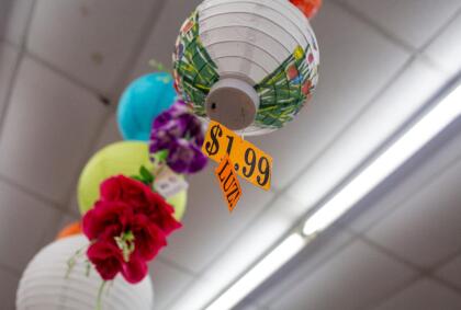 La tienda de Galván cuenta con cerca de 30 empleadas y venden todo tipo de productos: desde ropa y calzado a cosméticos u objetos de decoración. La mayoría de sus clientes cruzan la frontera desde Reynosa, Ciudad Victoria o Monterrey (México) para comprar en McAllen. "El trabajo de nosotros se lo debemos mucho a la parte mexicana. Prácticamente a nosotros nos paga el pueblo de México porque aquí quien consume más es el mexicano", afirma.