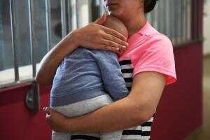 Mujer cargando a su bebé.